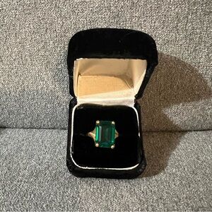 Vintage Elegant Emerald Ring